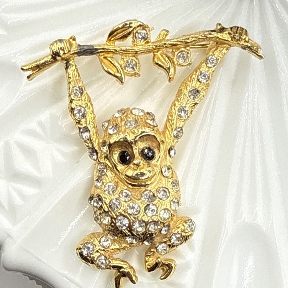 The Unbranded Brand Jewelry - Vtg Brooch PLAYFUL SWINGING MONKEY WHIMSICAL FIGURAL ART DECO REVIVAL BLACK EYES